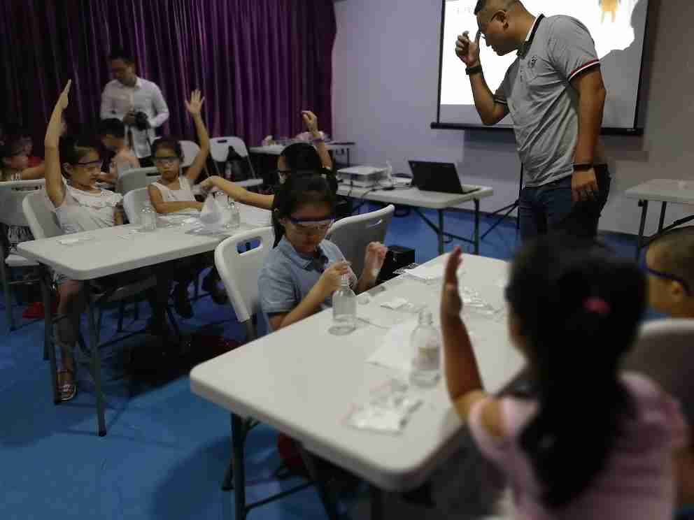 长沙STEAM教育课堂老师孩子们实时互动