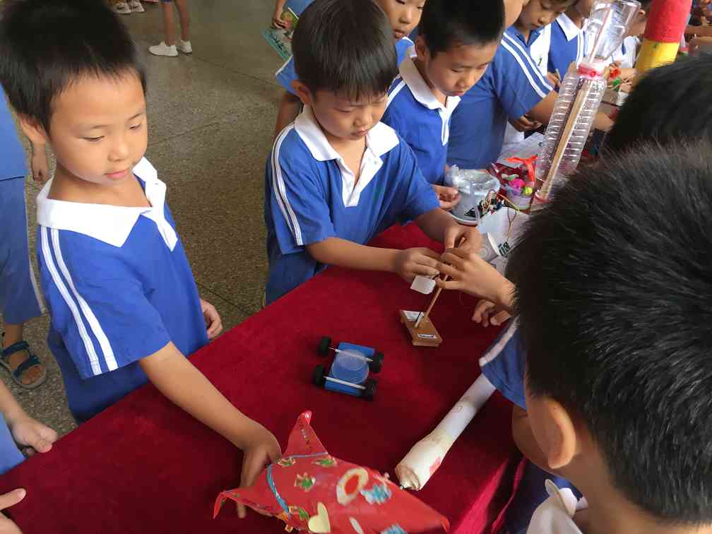 荔林小学的孩子们在玩创客老师带来的作品